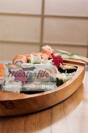 Gros plan des sushis dans un plat
