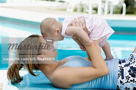 Seitenansicht einer Mutter mit ihrem Baby hübsch