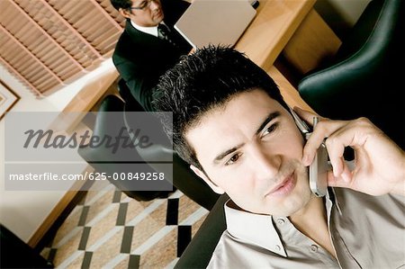 Deux jeunes hommes d'affaires travaillant dans un bureau