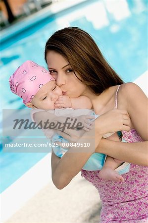 Porträt einer jungen Frau, die ihre Tochter küssen