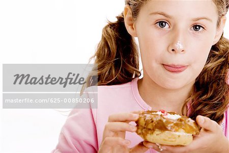 Portrait d'une jeune fille mange le dessert