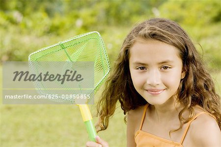 Portrait d'une jeune fille tenant un papillon net