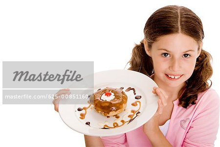 Vue grand angle d'une jeune fille tenant une assiette dessert