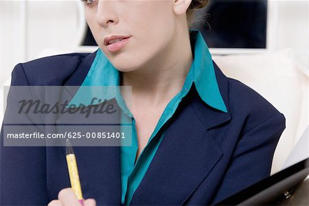 Femme tenant un stylo