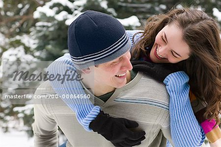 Couple en plein air en hiver