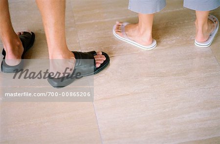 Gros plan des pieds du Couple en sandales