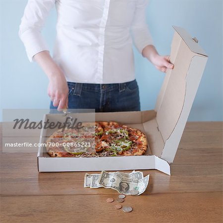 Frau schneiden Pizza, Change auf Tisch