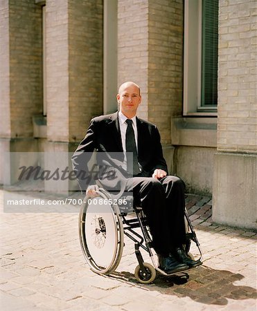 Portrait d'homme d'affaires en fauteuil roulant