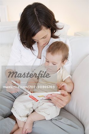 Livre de lecture de mère avec bébé