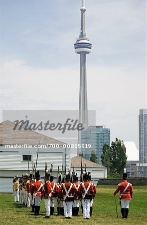 Wachwechsel bei der historischen Fort York mit CN-Tower im Hintergrund, Toronto, Ontario, Kanada