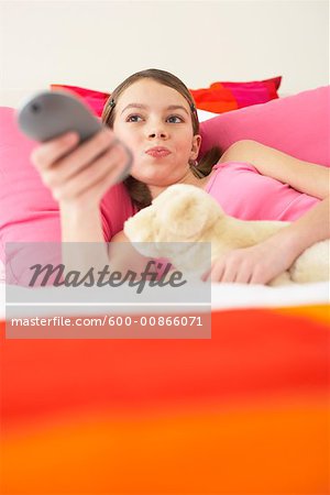 Fille regarder la télévision