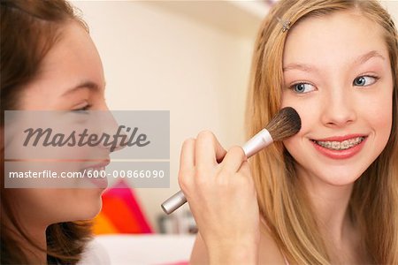 Fille faire maquillage d'ami