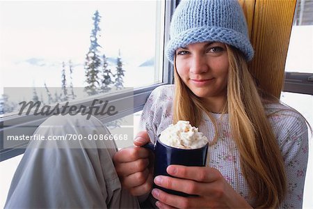 Portrait de femme avec boissons