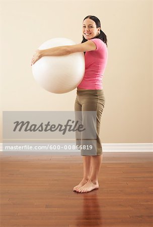 Portrait de femme avec ballon d'exercice