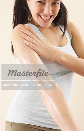 Femme Lotion de frottement sur le bras