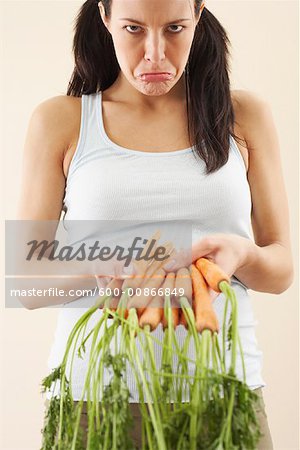 Femme tenant des carottes