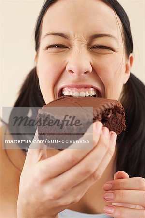 Femme mangeant ""brownie""