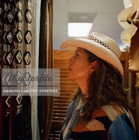Femme regardant les ceintures en magasin, Rio Bravo, Texas, USA