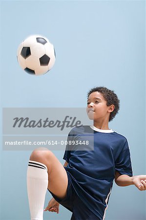 Jungen spielen keepy uppy mit Fußball