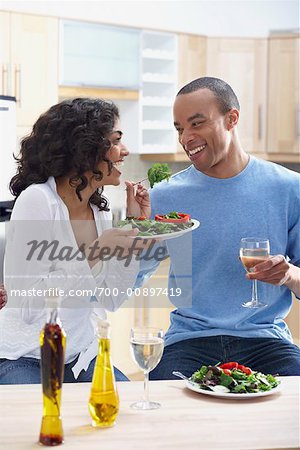 Paar in Küche Essen Salat und Trinken Wein