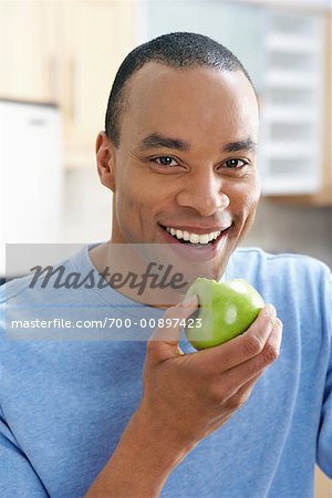 Portrait d'homme Eating Apple