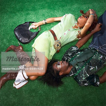 Homme et femme couchée sur l'herbe