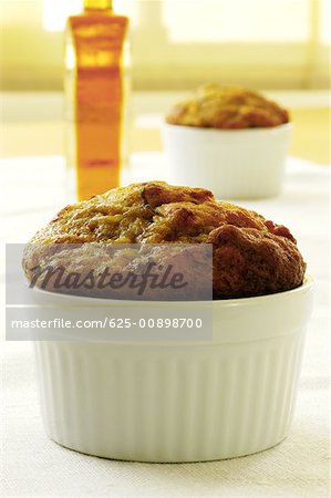 Gros plan d'un muffin dans un bol