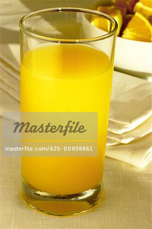 Gros plan d'un verre de jus d'orange