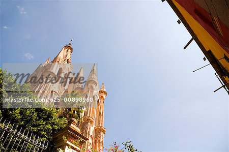 Low Angle View einer Kathedrale, die Kirche La Parroquia De San Miguel Arcangel, San Miguel De Allende, Guanajuato, Mexiko