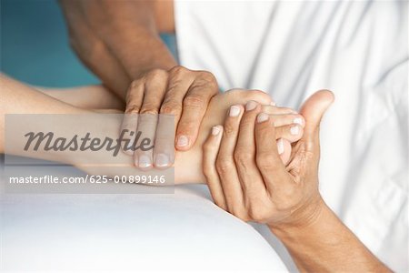 Gros plan d'une femme recevant un massage de pied
