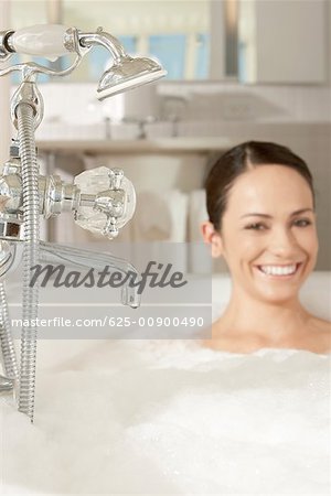 Jeune femme dans un bain moussant