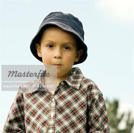 Portrait d'un garçon coiffé d'un chapeau
