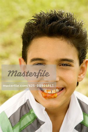 Portrait d'un garçon souriant avec un visage sale