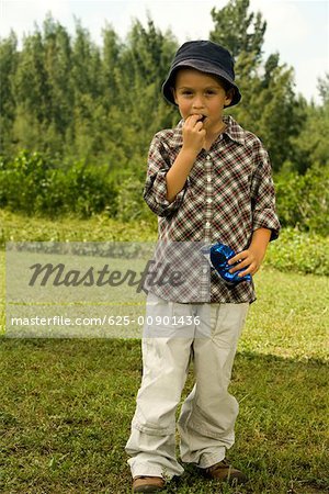 Portrait d'un garçon manger un chocolat