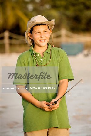 Gros plan d'un adolescent tenant une canne à pêche