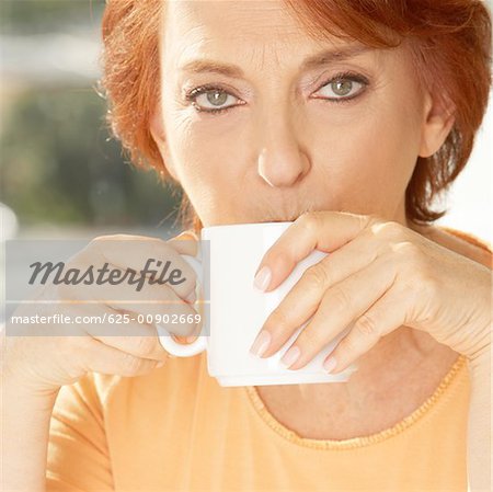Portrait d'une femme senior de boire du café
