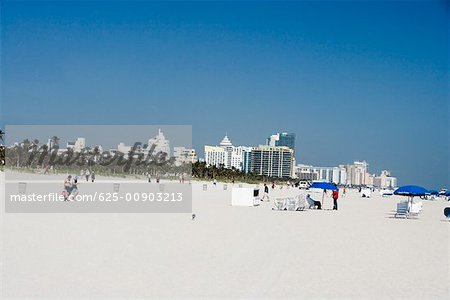 Gruppe von Menschen am Strand, South Beach, Miami, Florida, USA