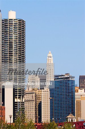 Flachwinkelansicht von Gebäuden in einer Stadt, Chicago, Illinois, USA