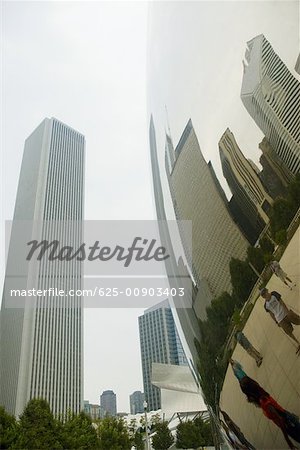Flachwinkelansicht von Gebäuden in einer Stadt, Cloud Gate Skulptur, Chicago, Illinois, USA