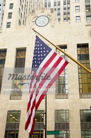 Flachwinkelansicht der amerikanischen Flagge vor einem Gebäude, Chicago Board Of Trade, Chicago, Illinois, USA