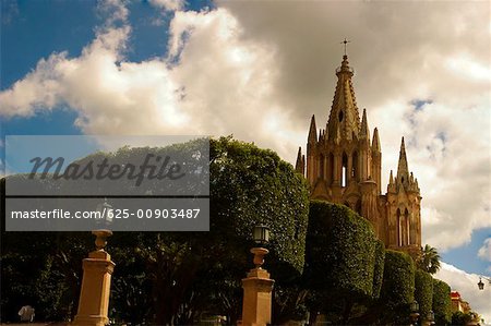 Vue d'angle faible d'une cathédrale, église de La paroisse De San Miguel Arcangel, San Miguel De Allende, Guanajuato, Mexique