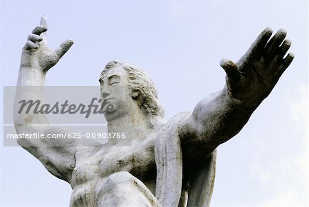 Vue d'angle faible d'une statue, Statue de mémorial de la paix, Nagasaki, Japon