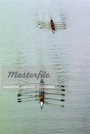 Vue aérienne de l'aviron équipe s'exerçant sur la rivière, du fleuve Potomac, Georgetown University, USA