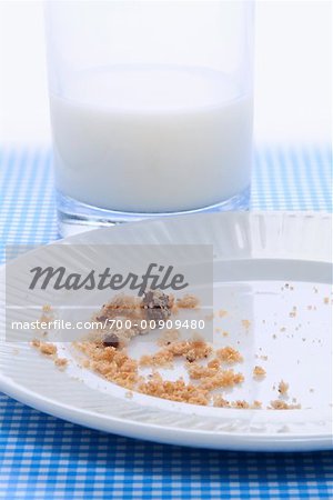 Cookie-Krümel und Milch