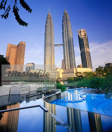 Tours jumelles Petronas, parc de la ville au premier plan, Kuala Lumpur, Malaisie