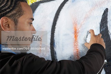 Homme écriture Graffiti sur le mur