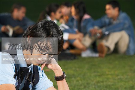 Gruppe von Freunden sitzen im freien