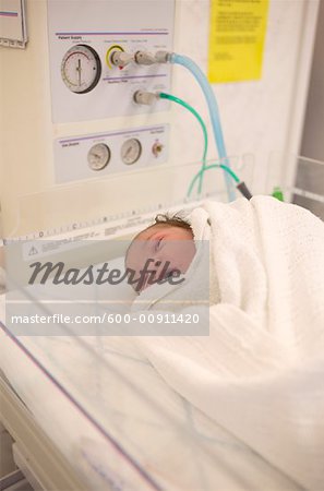 Neugeborenes Baby im Zimmer der Lieferung