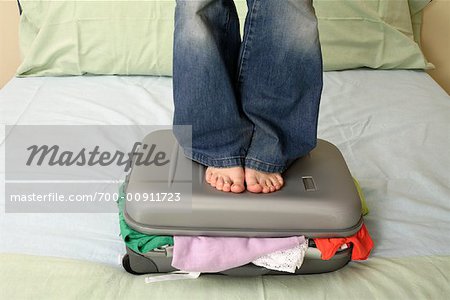 Femme debout sur la valise