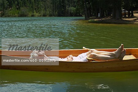 Homme dort en canoë